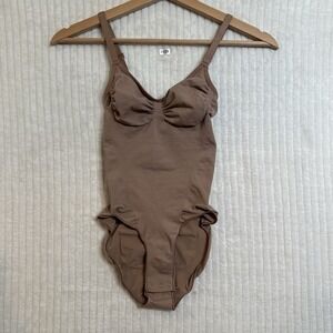 SKIMS Seamless Sculpt Brief Bodysuit Sienna Size Small Stretchy NWOT $72